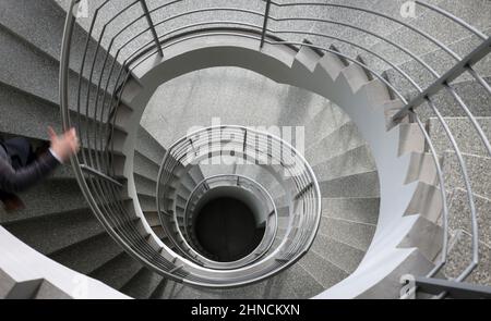 Deutschland - Wendeltreppe in einem Gebäude. Stockfoto