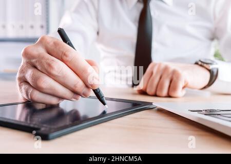 Elektronische Unterschrift, Geschäftsmann, der E-Signatur für Dokumentenvereinbarungen mit Stift und Pad im Büro bereitstellt, selektiver Fokus Stockfoto