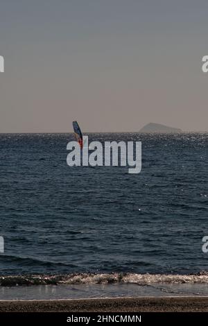 Blick auf ein touristisches Windsurfing am Strand von Vlichada in Santorini Griechenland Stockfoto