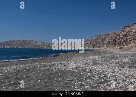 Blick auf den berühmten Strand von Vlychada in Santorini Griechenland Stockfoto