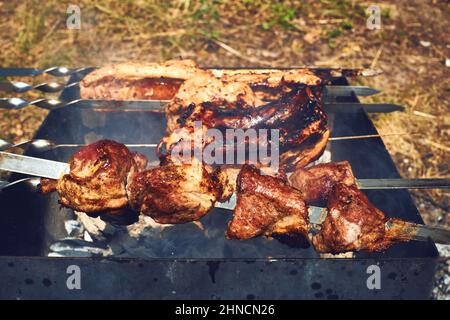 Köstlicher saftiger gegrillter Fleischkebab an einem Sommertag Stockfoto