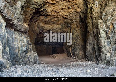 Eine der Höhlen von Ajuy (Cuevas de Ajuy), die die Sedimente der Kreidezeit freilegt, die die ältesten Felsen der Kanarischen Inseln darstellen Stockfoto