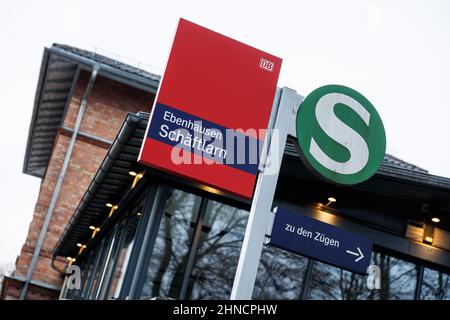 16. Februar 2022, Bayern, Schäftlarn: Am Bahnhof Ebenhausen-Schäftlarn ist ein Schild mit der Aufschrift „Ebenhausen Schäftlarn“ zu sehen. Bei einem Zusammenstoß zweier S-Bahnen südlich von München kam es am 14. Februar zu einem Unfall mit einem Passagier und 18 Verletzten. Foto: Matthias Balk/dpa Stockfoto