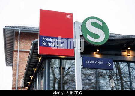 16. Februar 2022, Bayern, Schäftlarn: Am Bahnhof Ebenhausen-Schäftlarn ist ein Schild mit der Aufschrift „Ebenhausen Schäftlarn“ zu sehen. Bei einem Zusammenstoß zweier S-Bahnen südlich von München kam es am 14. Februar zu einem Unfall mit einem Passagier und 18 Verletzten. Foto: Matthias Balk/dpa Stockfoto