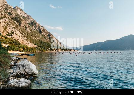 Fischerboot Auf Einer Austernfarm In Der Bucht Von Kotor, Montenegro. Hochwertige Fotos Stockfoto