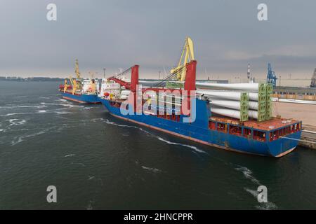 Ein Schiff mit Teilen für Windkraftanlagen im Hafen Stockfoto