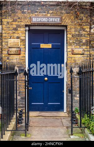 Das Bedford Estate London - der Eingang zum Bedford Estates Office. Das Unternehmen ist der größte private Grundstückseigentümer in Bloomsbury, Central London. Stockfoto