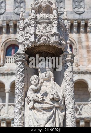 Detail der Statue der Jungfrau Maria und des Jesuskindes auf dem Torre de Belem (Turm von Belem). Lissabon, Portugal Stockfoto