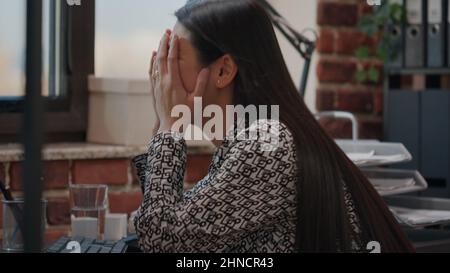 Nahaufnahme einer gestressten Person, die unter Druck im Geschäft arbeitet und einen Termin für die Arbeit hat. Erschöpfter Mitarbeiter fühlt sich von Arbeitsaufwand, Projektplanung und Marketingstrategie überfordert. Stockfoto