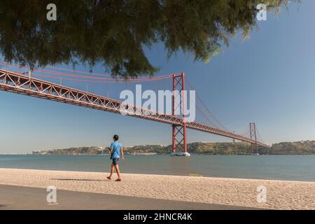 Die längste Hängebrücke der Welt, die 25 de Abril Brücke, die die Stadt Lissabon mit der Gemeinde Almada über den Tejo verbindet. Stockfoto