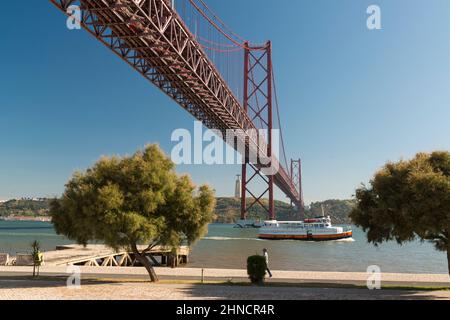 Die längste Hängebrücke der Welt, die 25 de Abril Brücke, die die Stadt Lissabon mit der Gemeinde Almada über den Tejo verbindet. Stockfoto