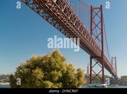 Die längste Hängebrücke der Welt, die 25 de Abril Brücke, die die Stadt Lissabon mit der Gemeinde Almada über den Tejo verbindet. Stockfoto