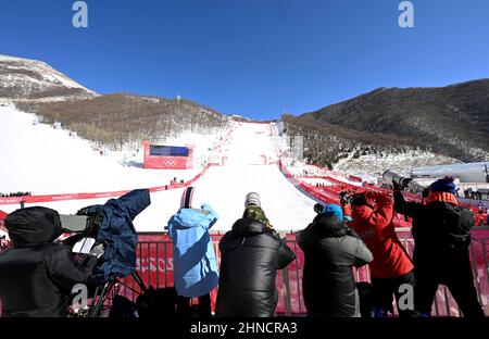 Peking, China. 16th. Februar 2022. Mitarbeiter der Medien arbeiten während des Ski-Alpin-Slaloms der Olympischen Winterspiele 2022 in Peking im National Alpine Skiing Center in Yanqing, Peking, der Hauptstadt Chinas, am 16. Februar 2022. Quelle: He Changshan/Xinhua/Alamy Live News Stockfoto