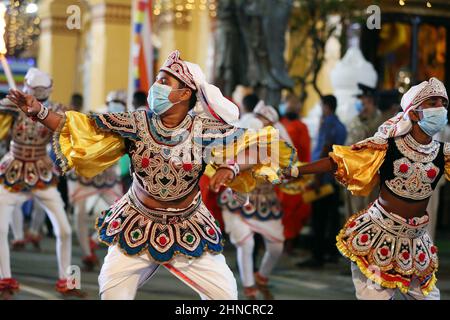 Colombo, Sri Lanka. 15th. Februar 2022. Tänzer treten am 15. Februar 2022 während der Navam Perahera im Gangaramaya Tempel in Colombo, Sri Lanka, auf. Quelle: Ajith Perera/Xinhua/Alamy Live News Stockfoto