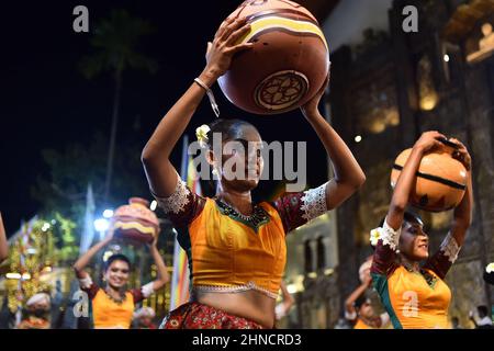 Colombo, Sri Lanka. 15th. Februar 2022. Tänzer treten am 15. Februar 2022 während der Navam Perahera im Gangaramaya Tempel in Colombo, Sri Lanka, auf. Quelle: Gayan Sameera/Xinhua/Alamy Live News Stockfoto