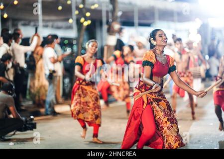 Colombo, Sri Lanka. 15th. Februar 2022. Tänzer treten am 15. Februar 2022 während der Navam Perahera im Gangaramaya Tempel in Colombo, Sri Lanka, auf. Quelle: Tang Lu/Xinhua/Alamy Live News Stockfoto