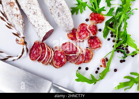 In Scheiben geschnittener spanischer Wurstfuet Stockfoto