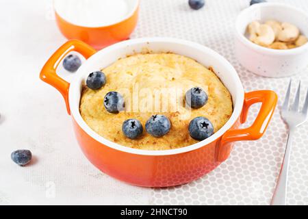 Quark Auflauf auf Backform auf hellem Hintergrund. Gesundes Frühstück. Stockfoto