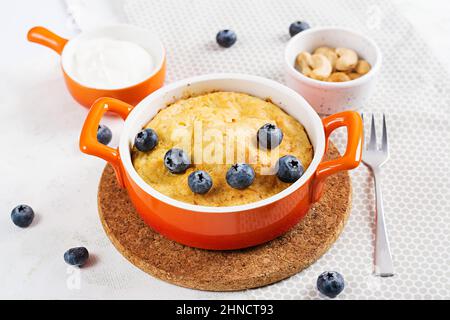 Quark Auflauf auf Backform auf hellem Hintergrund. Gesundes Frühstück Stockfoto