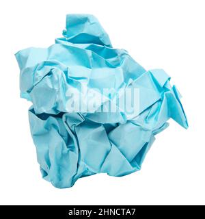 Zerknitterte blaue Papierkugel isoliert auf dem weißen Hintergrund Stockfoto