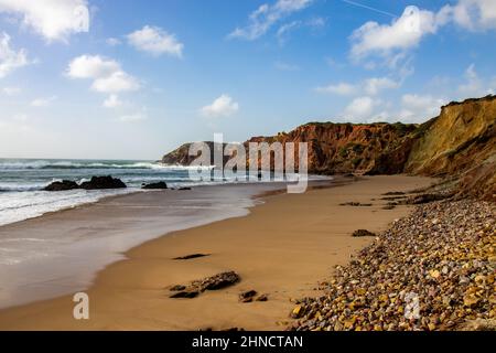 Leerer Strand in der Algarve, Südportugal. Goldener Sandstrand im Sommer Stockfoto