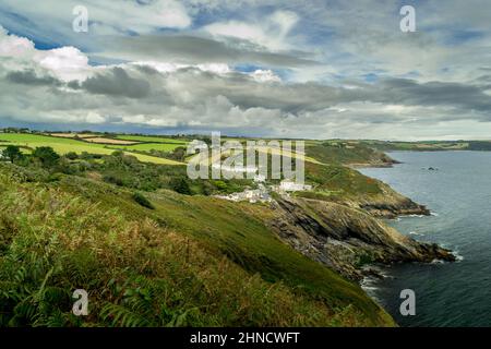 Ein Blick vom South West Coast Path von den Klippen über Portloe auf der Roseland Peninsula in Cornwall Stockfoto