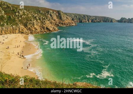 Blick von oben auf den Porthcurno Beach in Cornwall an einem sonnigen Sommertag Stockfoto