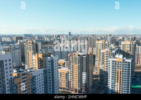 Blick auf die Stadt von einer Höhe, viele Hochhäuser bis zum Horizont Stockfoto