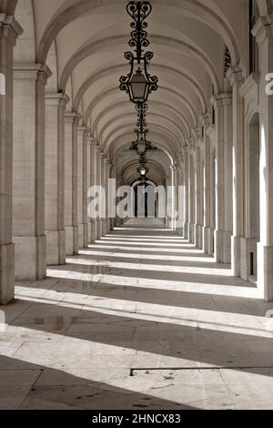 Bogengang in Praca do Comercio ohne Menschen, Lissabon, Portugal Stockfoto