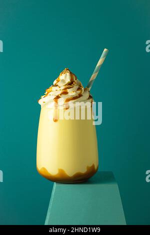 Gesalzener Karamell-Frappekaffee auf Glas auf blauem Hintergrund Stockfoto