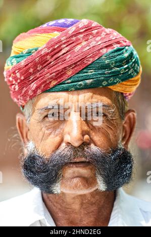 Indien, Rajasthan. Porträt eines bärtigen älteren Mannes in Deshnok Stockfoto