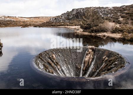 Covao Dos Conchos - Ein Loch in der Mitte des Sees in der Serra da Estrela. Glockenmündung in Portugal Stockfoto