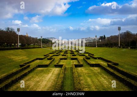 Miradouro in Lissabon - Aussichtsplattform Park Eduardo VII mit Panoramablick auf Lissabon und einem Labyrinth im Park Stockfoto