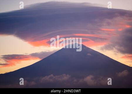 Berg Fuji Und Hängende Wolken In Der Morgensonne Stockfoto