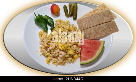 Gesundes Frühstück mit Rührei, Saft und Obst Stockfoto