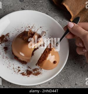 Knusprige Tarte mit zarter Schokoladenmousse und gesalzenem Karamell. Platz für Text kopieren. Stockfoto
