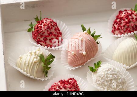 Frische Schokolade getauchte Erdbeeren aus der Nähe Stockfoto