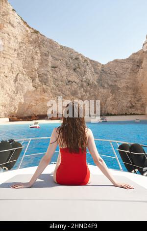 Junge Frau genießt den schönen Navagio Strand von der Yacht Stockfoto