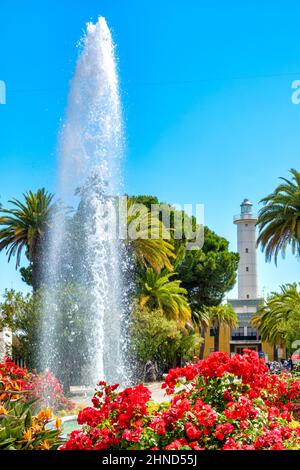 Brunnen und Leuchtturm in der Rotonda Giorgini, San Benedetto del Tronto, Italien Stockfoto