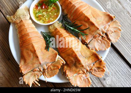 Frischer Hummer Flathead gekocht mit Petersilie Rosmarin Gemüsesalat Salat im Restaurant, Flathead Hummer Shrimps serviert auf weißen pl Stockfoto