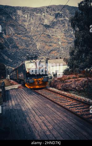 Die Flåm-Bahn wurde als eine der schönsten Zugfahrten der Welt bezeichnet und ist eine der führenden Touristenattraktionen in Norwegen. Stockfoto