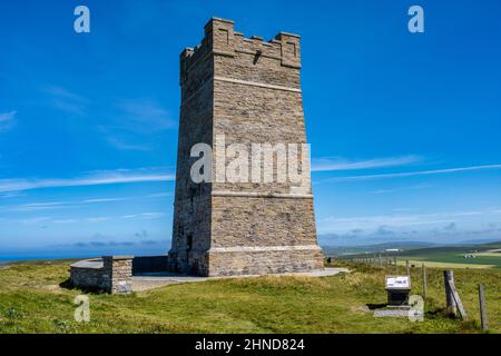 Denkmal für Feldmarschall Lord Kitchener und Besatzung von H.M.S. Hampshire, das am 1916. Juni in der Nähe gesunken ist - Marwick Head, Festland Orkney, Schottland, Großbritannien Stockfoto