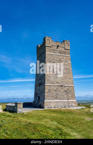 Denkmal für Feldmarschall Lord Kitchener und Besatzung von H.M.S. Hampshire, das am 1916. Juni in der Nähe gesunken ist - Marwick Head, Festland Orkney, Schottland, Großbritannien Stockfoto