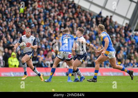 Leeds, England - 12. Februar 2022 - George Williams von Warrington Wolves veröffentlicht Oliver Holmes, nachdem er Liam Sutcliffe (4) von Leeds Rhinos während des Rugby League Betfred Super League Round 1 von Leeds Rhinos gegen Warrington Wolves im Emerald Headingley Stadium, Leeds, Großbritannien, Dean Williams gezogen hat Stockfoto