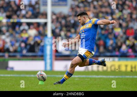 Leeds, England - 12. Februar 2022 - Rhyse Martin (12) von Leeds Rhinos tritt beim Rugby League Betfred Super League Round 1 ins Tor Leeds Rhinos gegen Warrington Wolves im Emerald Headingley Stadium, Leeds, Großbritannien Dean Williams Stockfoto