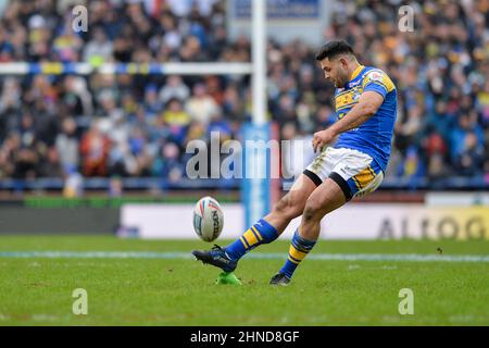 Leeds, England - 12. Februar 2022 - Rhyse Martin (12) von Leeds Rhinos tritt beim Rugby League Betfred Super League Round 1 ins Tor Leeds Rhinos gegen Warrington Wolves im Emerald Headingley Stadium, Leeds, Großbritannien Dean Williams Stockfoto