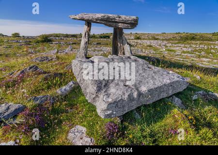 Irland, County Clare, The Burren, Poulnabrone Dolmen, der dünne Kapstone sitzt auf zwei 6 Meter hohen Portalsteinen, diese Steine schufen eine Kammer im Inneren Stockfoto