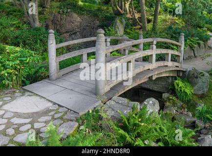 Irland, County Waterford, Tramore, Lafcadio Hearn Japanese Garden, die Sori Bashi Bridge, die in die Woodlands-Zone führt. Stockfoto