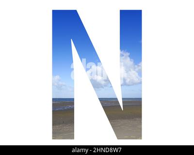 Buchstabe N des Alphabets mit Strand, Meer und blauem Himmel, Nordsee, Niederlande, isoliert auf weißem Hintergrund Stockfoto