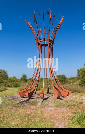 Irland, Grafschaft Offaly, Lough Boora Discovery Park, ein Kunstwerk von Caroline Madden mit dem Titel Cycles, bestehend aus alten Eisenbahnschienen, stellt es den Cycli dar Stockfoto